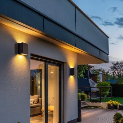 Nowoczesna lampa zewnętrzna Azzardo na ścianę z eleganckim metalowym korpusem i energooszczędnym oświetleniem LED, zamontowana na fasadzie domu, idealna do oświetlenia wejścia, tarasu lub ogrodu, doskonała do współczesnych aranżacji zewnętrznych
